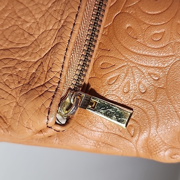 Floral etched fold over crossbody yellow/tan purse - Picture 2 of 12
